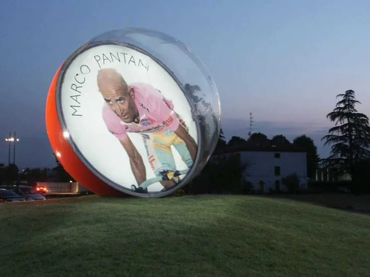 Da Pantani e Ronaldo: giro del mondo tra i monumenti ai campioni