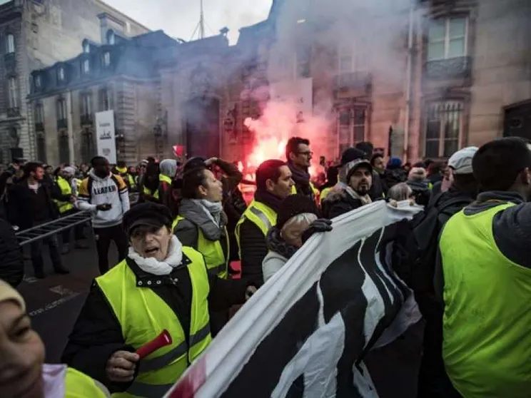 I «gilet gialli» bloccano la Francia contro il caro benzina. Un morto
