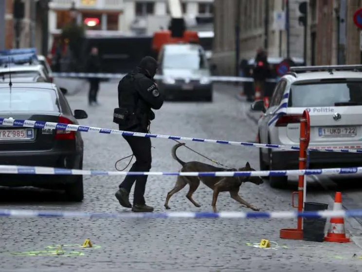 Urla Allah Akbar e accoltella poliziotto