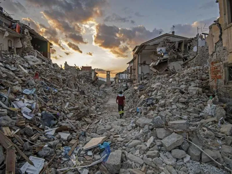 2016 - Sisma ad Amatrice. Trump vince negli Usa