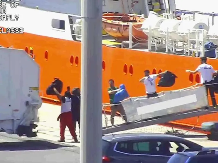L'infettivologo: «I vestiti dei migranti non trasmettono le malattie»