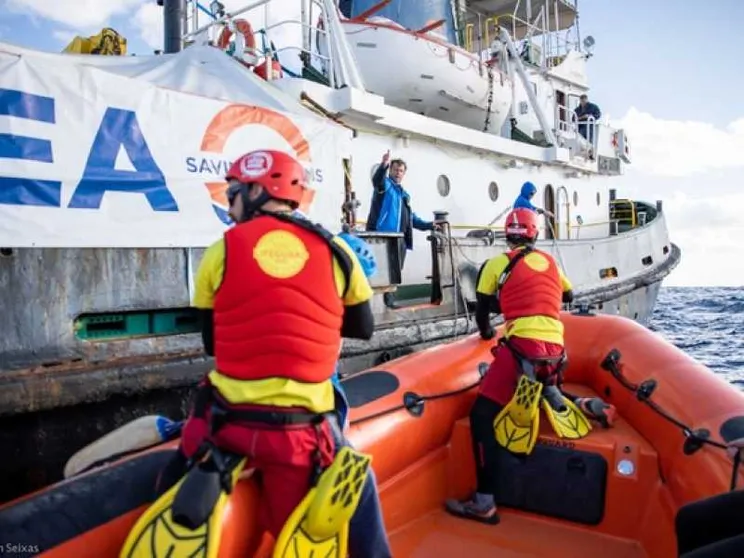 Soccorso da rimorchiatore libico gommone in avaria con 120 persone a bordo