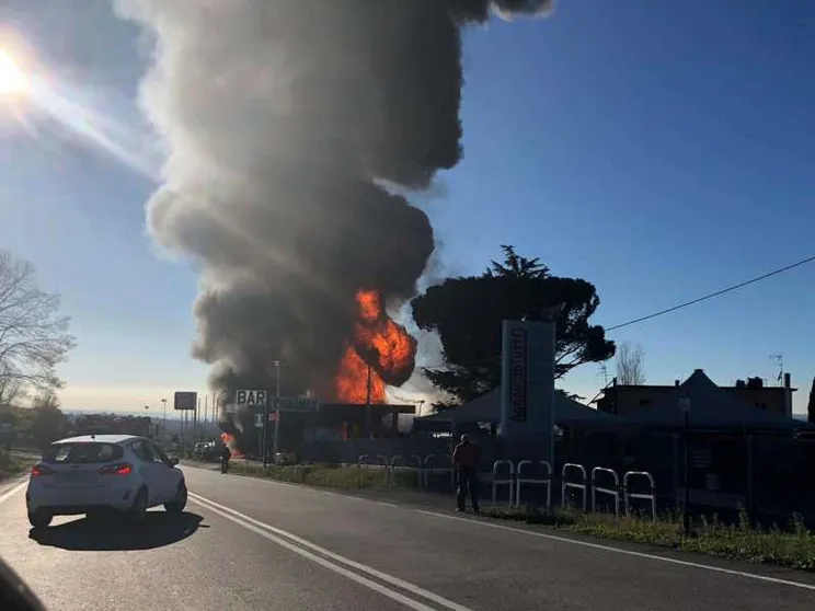 Esplosione in un distributore di benzina, due vittime e 18 feriti