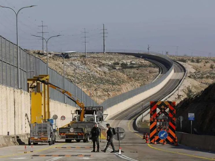 Polemiche per la nuova «strada dell'apartheid»