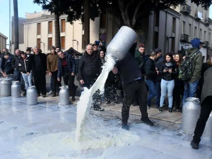 Sardegna, il governo piange sul latte versato