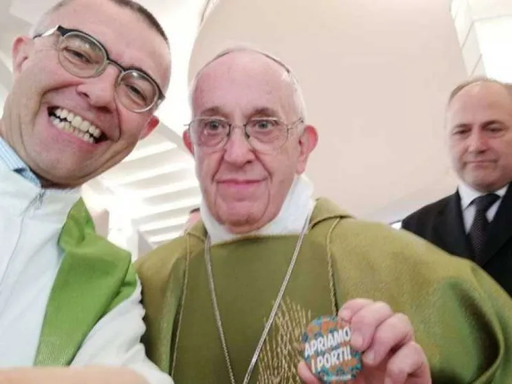 Il selfie del Papa con la spilla «Apriamo i porti!»