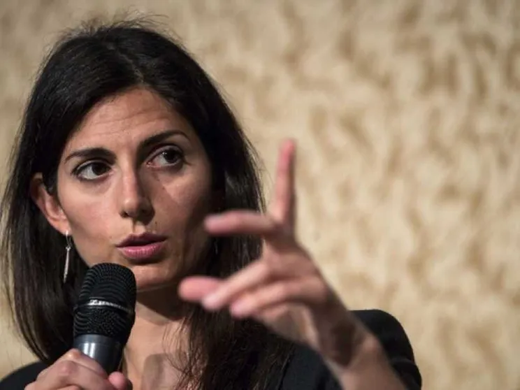 Raggi: Roma non può essere un campo di battaglia. Salvini stia con me