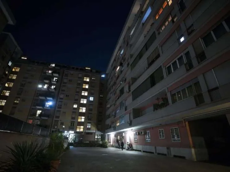 Assedio ai rom per una casa. «Li vogliamo vedere tutti impiccati e bruciati»