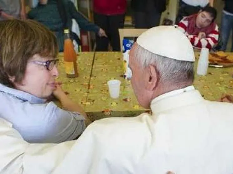 Il Papa a sorpresa visita i ragazzi della comunità «Il Chicco»