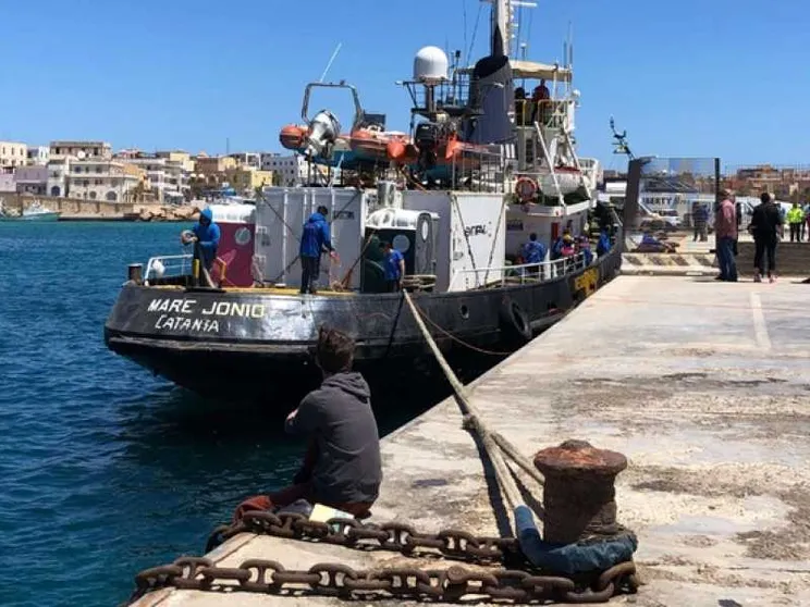 Decine di morti al largo della Tunisia. Mare Jonio, indagato il comandante