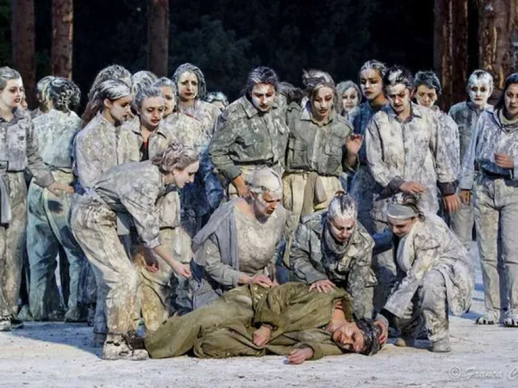 Donne, guerre e naufraghi. L'oggi antico di Siracusa