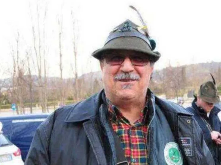 «Mio papà ha perso il cappello da alpino: aiutateci a trovarlo»