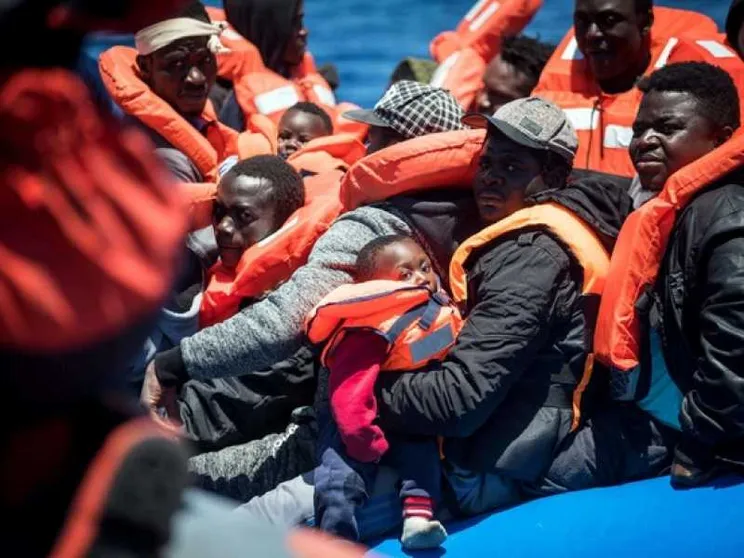 La Sea Watch: salvati 65 migranti, sono esausti. La diffida del Viminale