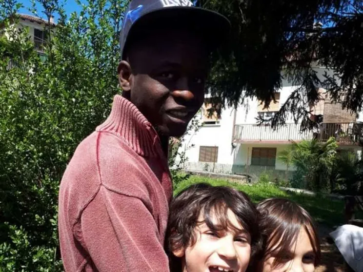 «Non cacciate Taiwo. Lui ha solo noi». Alunni mobilitati per il migrante-prof