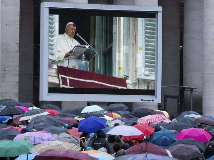 Il Papa: «Lo Spirito Santo animi la Chiesa libera da mondanità»