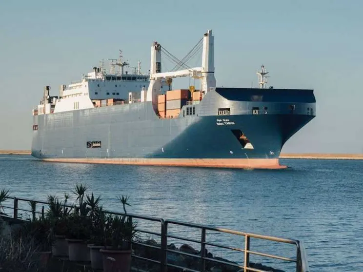 Cagliari, blitz all'alba del cargo saudita. Ong e sindacati: un carico di bombe?