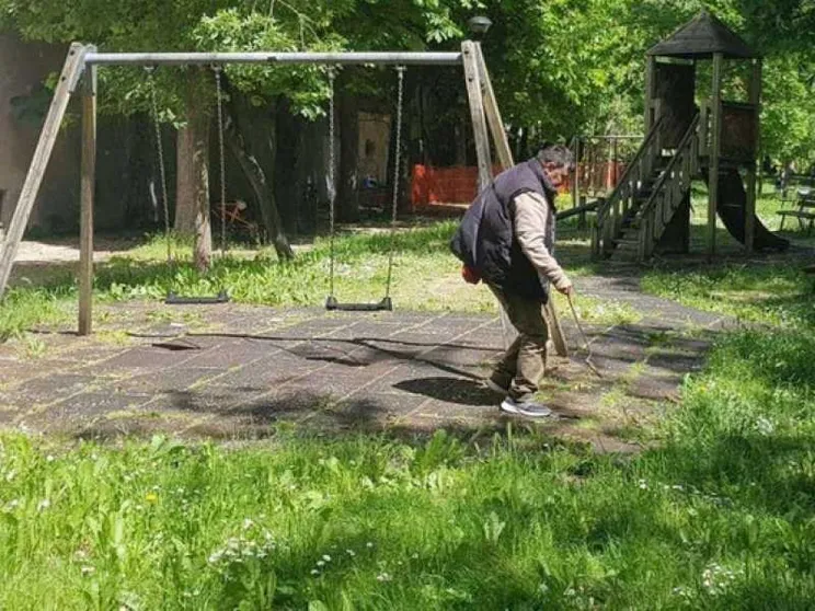 Valentino, il clochard che pulisce i giardini di Fabriano e sogna un lavoro