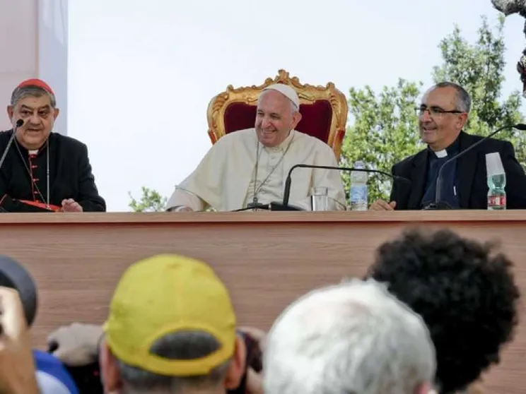 Il Papa a Napoli: Mediterraneo laboratorio di dialogo