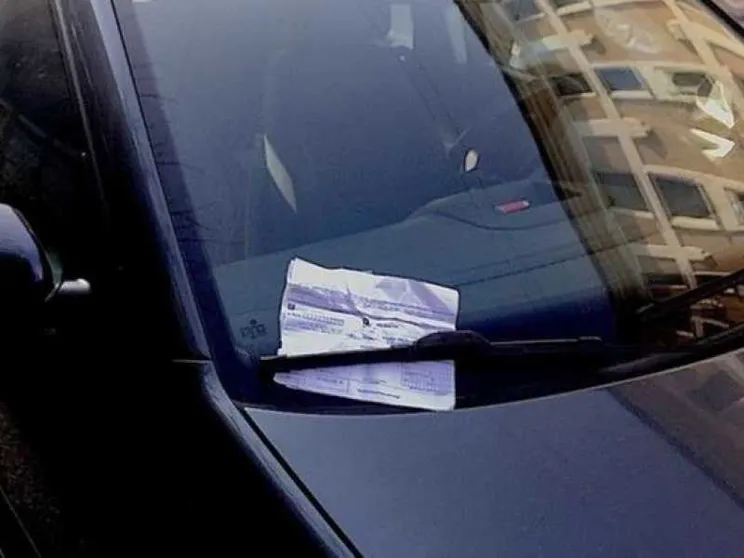 Finestrino aperto, multato per istigazione al furto