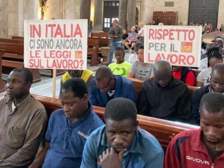 Sit-in di braccianti nella basilica di Bari. L'incontro con l'arcivescovo