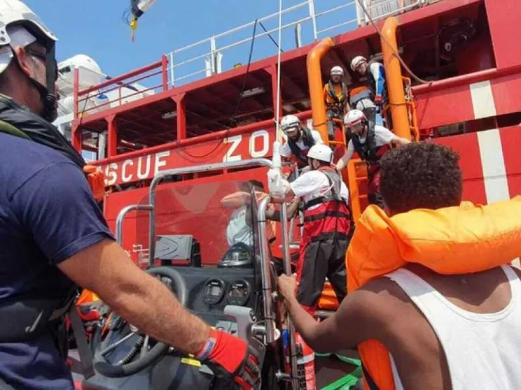 Ocean Viking, dopo 15 giorni Malta autorizza lo sbarco. Destinazione Europa