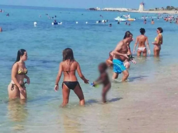 Le mamme fanno da babysitter alla figlia dell'ambulante