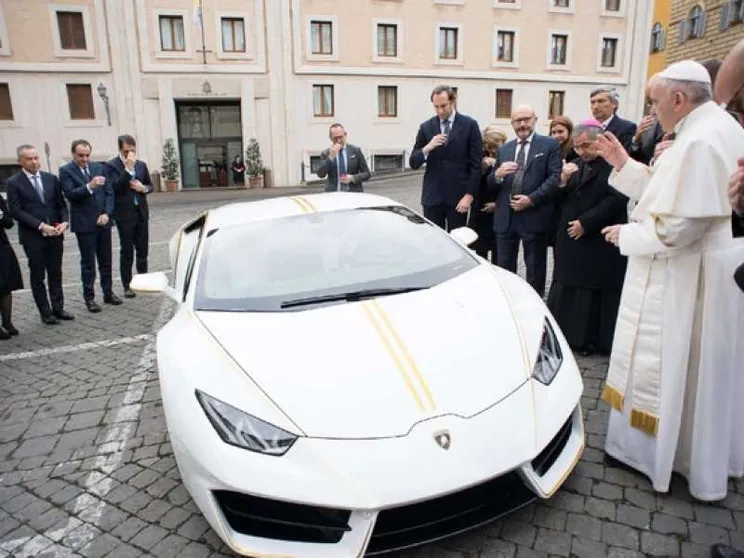 La Lamborghini all'asta: il Papa destina parte del ricavato per Haiti