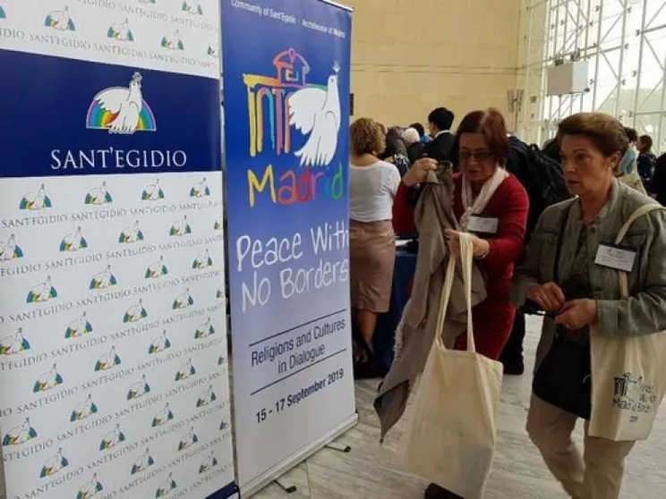 Il Papa a Sant'Egidio: «Folle rifiutare l'ospitalità a chi ha bisogno»