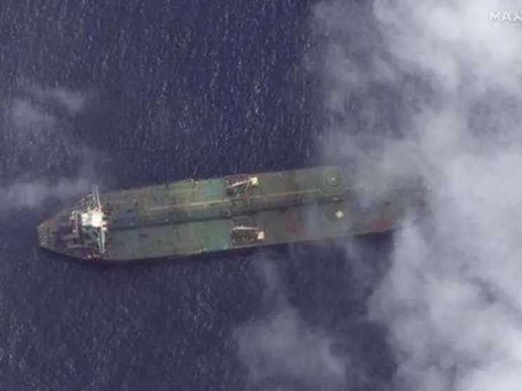 Esplosioni su petroliera iraniana. «Attacco missilistico»