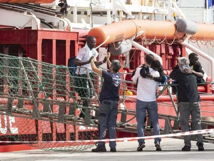Dopo 11 giorni la nave Ocean Viking attracca a Pozzallo: tutti sbarcati