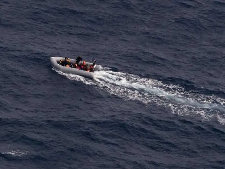 Un gommone disperso. Avvistato da Moonbird, nessuno ha coordinato i soccorsi