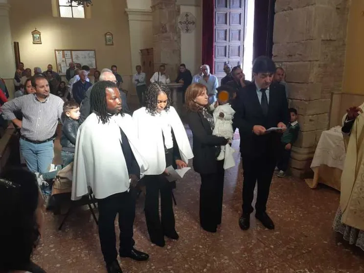 Arrivati sui barconi, battezzati dal vescovo: «Ora ci sentiamo a casa»
