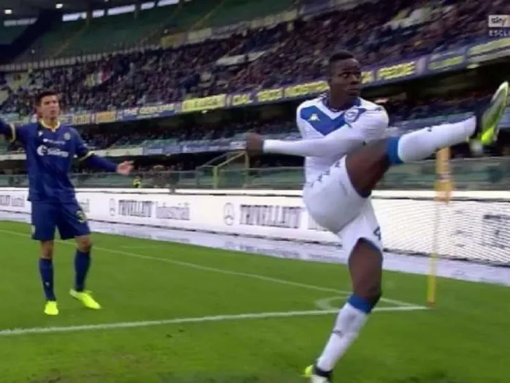 Insulti allo stadio contro Balotelli, da Verona difesa negazionista