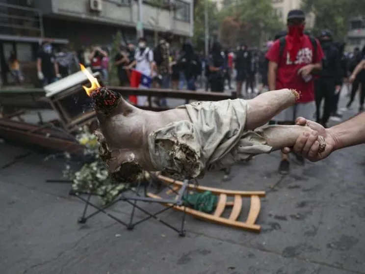 Profanata una chiesa a Santiago: bruciati statue e arredi sacri