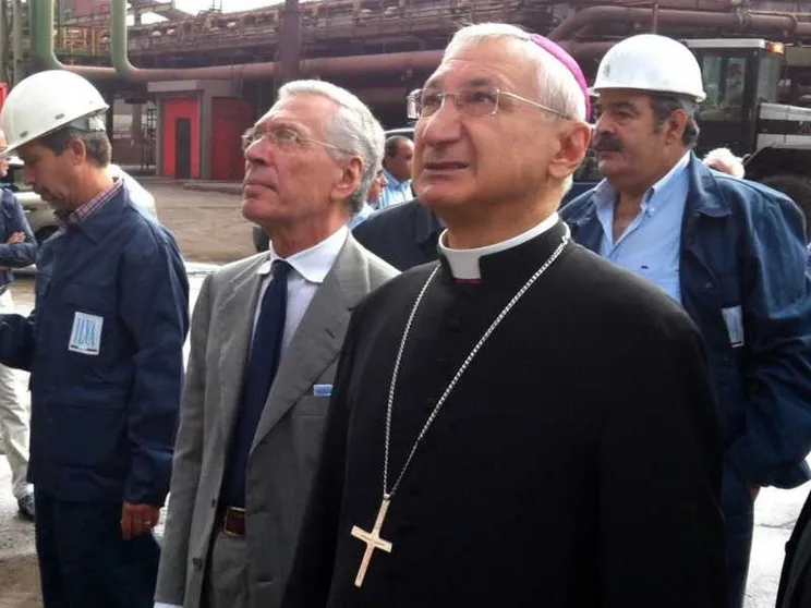 L'arcivescovo Santoro: «Inaccettabile che Arcelor lasci, trattare ancora»