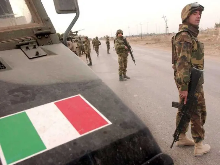Bomba sui soldati italiani, cinque feriti. Il Daesh rivendica
