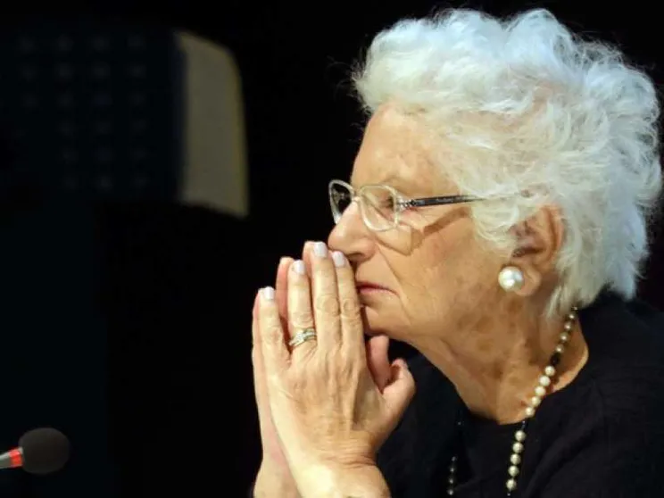 Al rispetto della memoria non servono bandierine