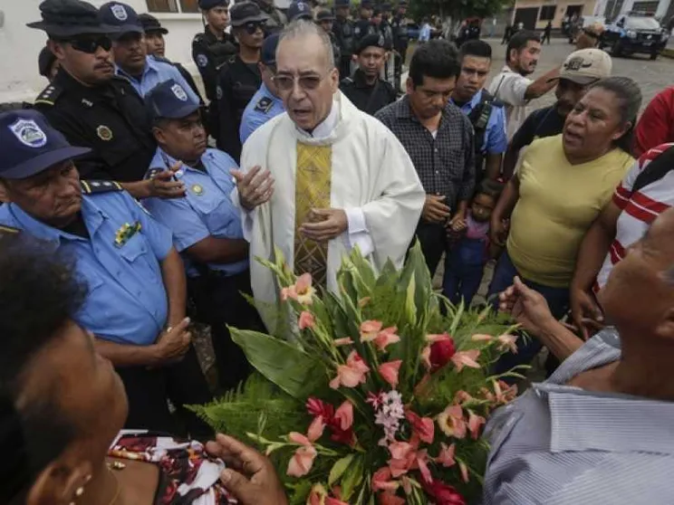 I paramilitari abbandonano la cattedrale di Managua