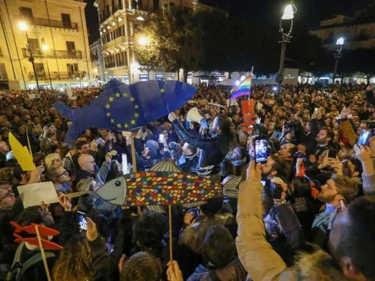 Prof minaccia gli studenti: se manifestate con le sardine ve ne pentirete