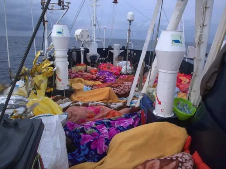 Dopo 5 giorni di attesa, la nave Alan Kurdi approda a Messina