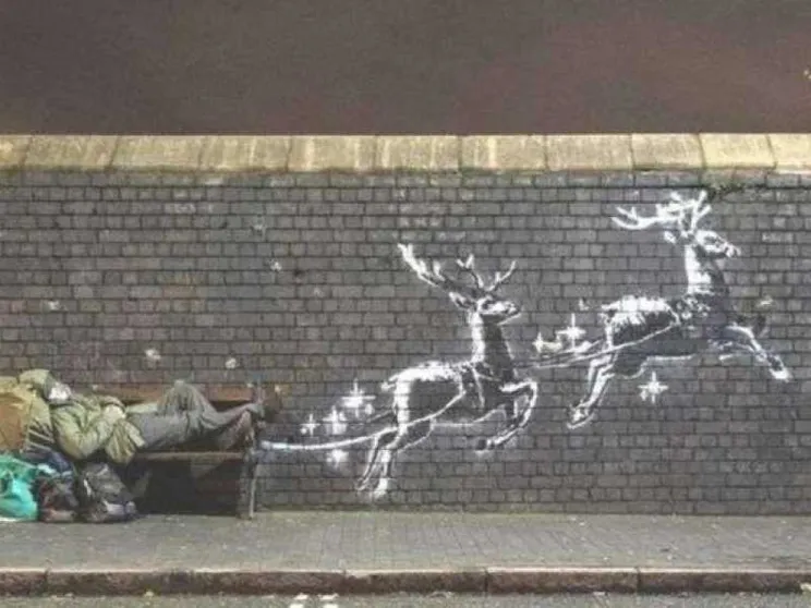 Banksy in un murale "svela" chi è Babbo Natale
