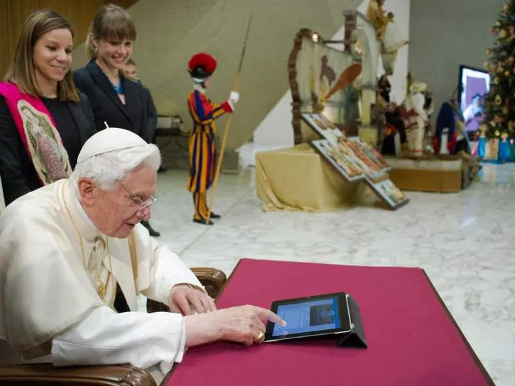 Benedetto XVI debutta su Twitter. La prima volta di un Papa