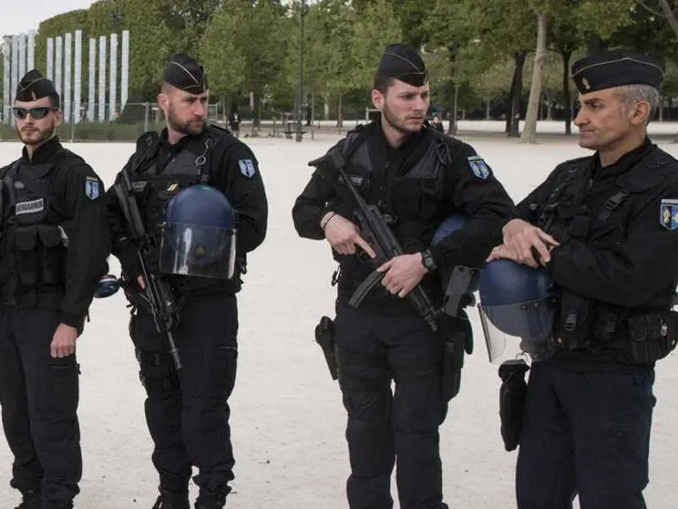 Minaccia agenti con un coltello, ucciso un uomo