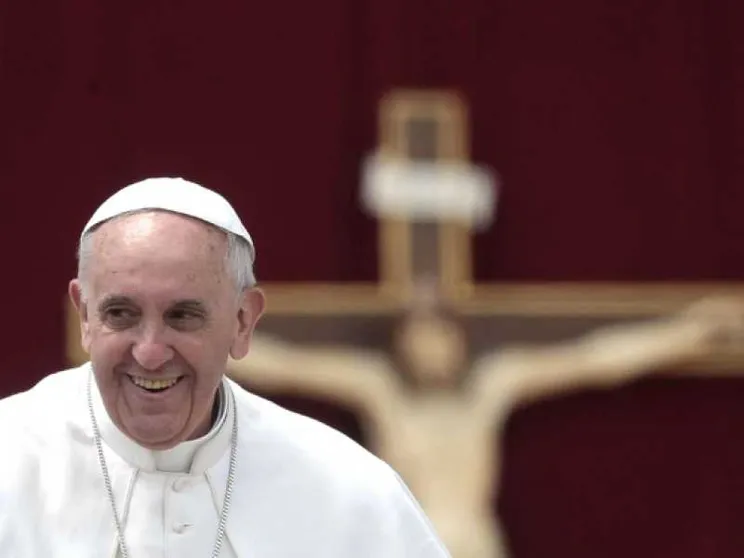 Bergoglio, 50 anni di servizio. Papa, ma prima di tutto prete
