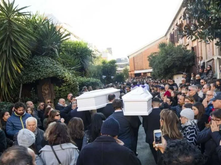 Funerali di Gaia e Camilla, il parroco: tragedia insensata, riflettiamo
