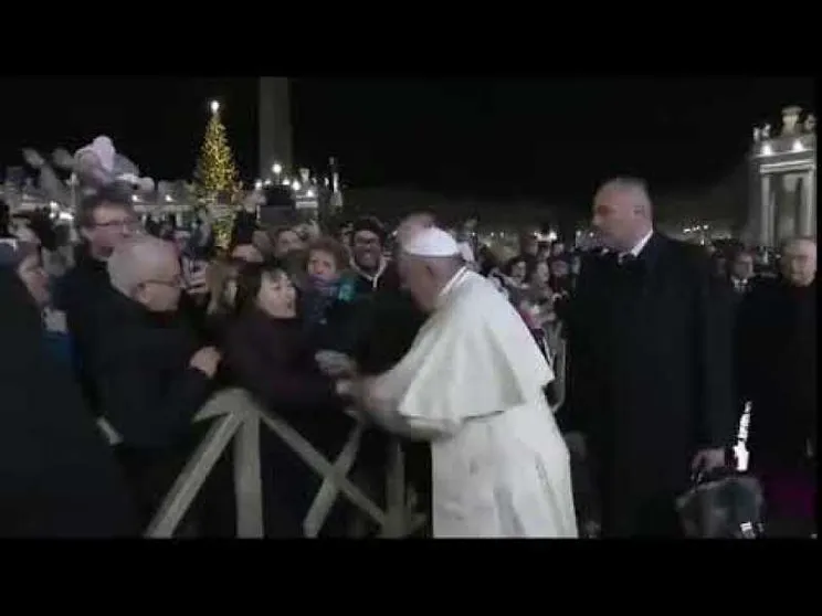 Papa Francesco strattonato perde la pazienza. E chiede scusa