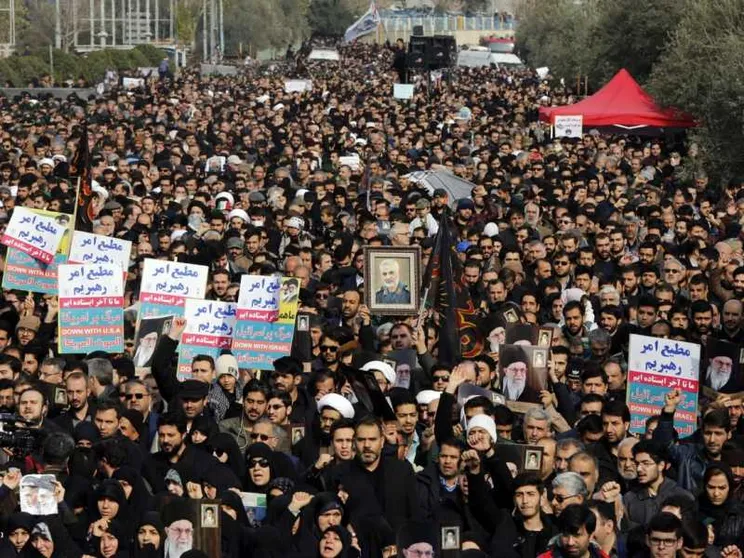 Migliaia in piazza a Teheran, l'Europa è preoccupata