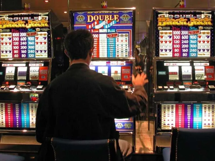 Argine all’azzardo: slot solo con tessera