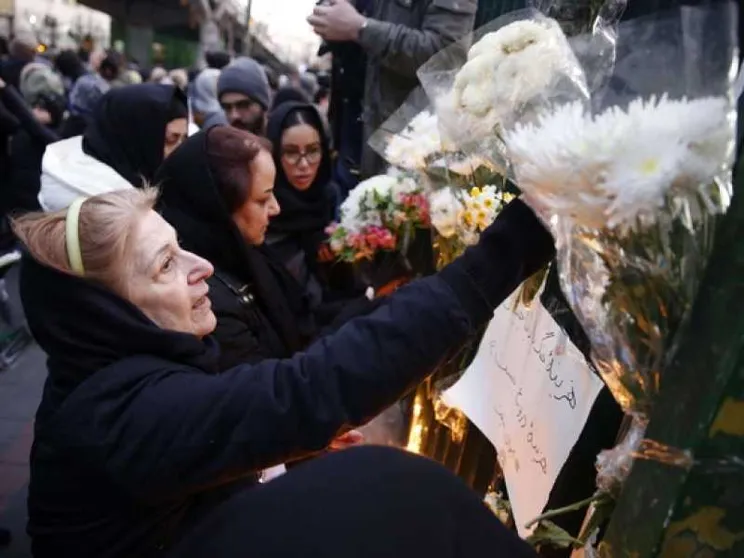 Aereo abbattuto per errore, migliaia in piazza a Teheran: Khamenei dimettiti