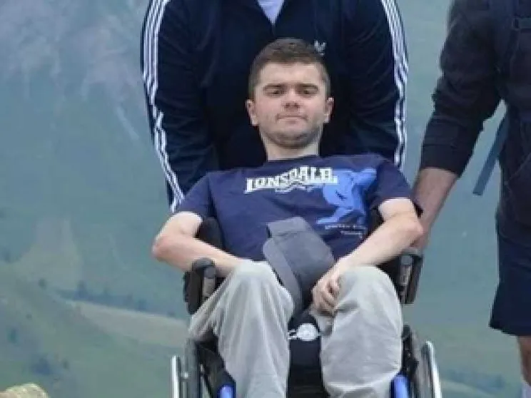 Disabile cade dalla carrozzina per una buca e muore: aperta un'inchiesta